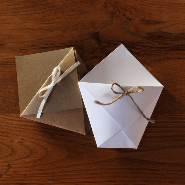 Cônes de riz en origami en carton blanc épais ou havane avec arc - 10 x 8 cm - Paquets de différentes quantités.