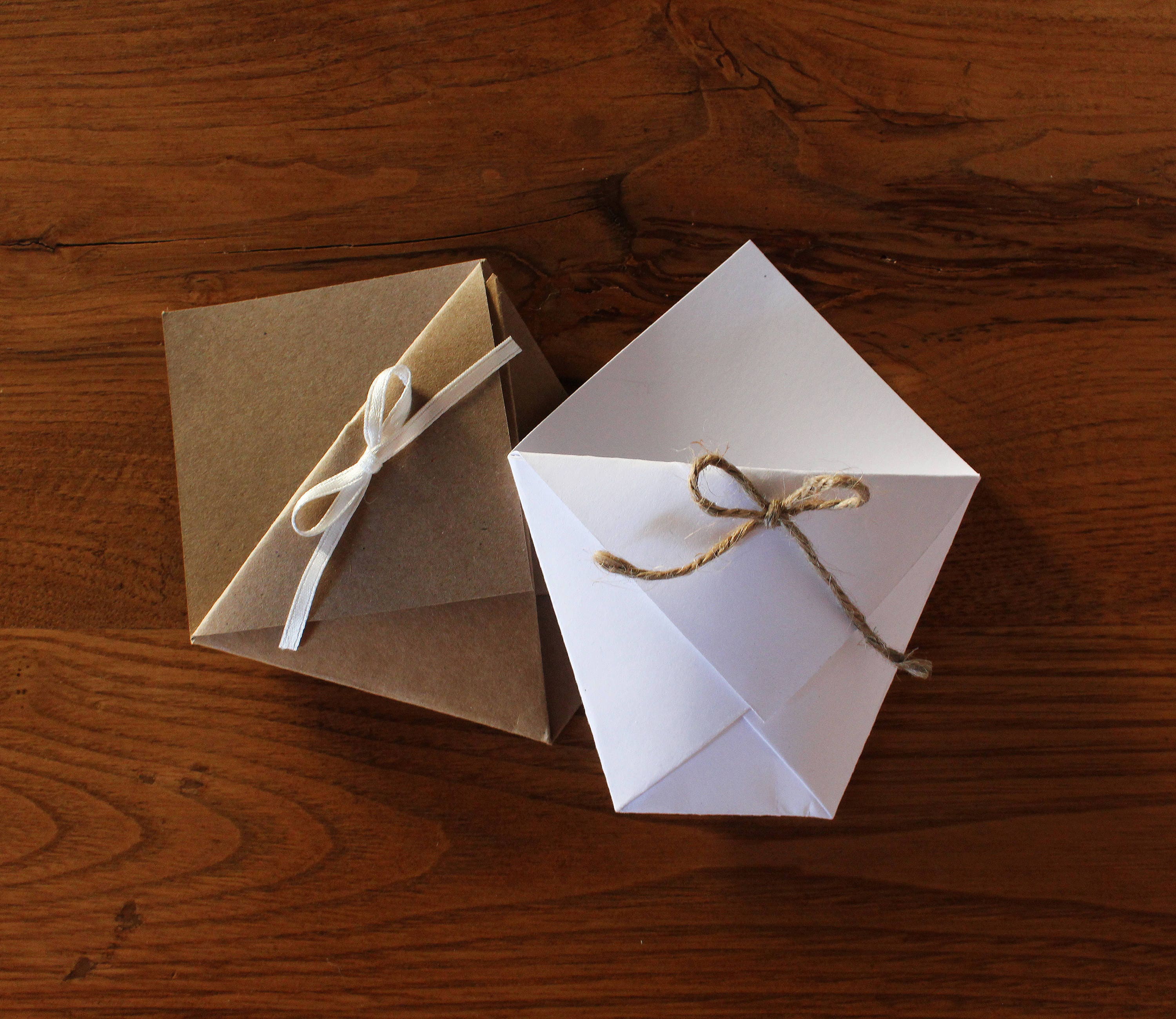 Coni portariso origami in cartoncino pesante bianchi o avana con fiocco  10x8 cm Confezioni di diverse quantità. -  Italia