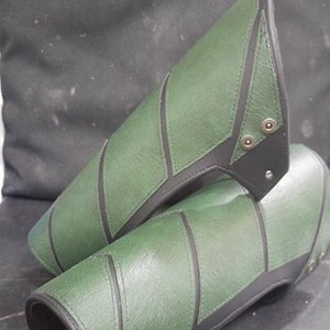 Green pointer bracelets/bracers, shoulder pads, quiver cosplay props