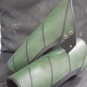 Brazaletes/brazaletes de puntero verde, hombreras, carcaj y accesorios para cosplay