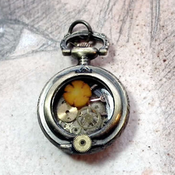 Pendentif steampunk romantique petit boitier de montre gousset ,rouages, fleur de corail orange sur lacet de cuir noir, pour hommes & femmes