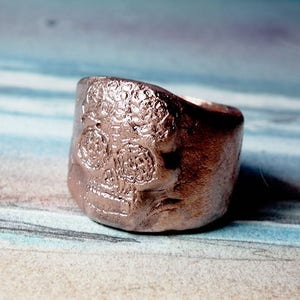 Gothic unisex ring : mexican skull made to order in copper in your size , gold color Bronze aussi possible image 1