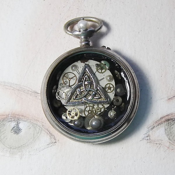 Pendentif steampunk celtique, boitier de montre de poche avec 1 noeud celte triketra+1 cadran, des rouages inclus dans la résine, cuir noir