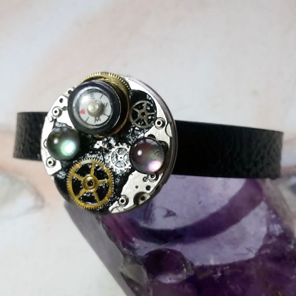 Bracelet Steampunk/Art-déco, lanière noire, pièces de montre , résine, boussole, cabochons de verre vintage, fermoir couleur bronze