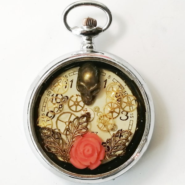 Pendentif steampunk-gothique unisexe boitier de montre gousset, cadran crâne rose en corail rouages, résine  dorée,lacet de cuir noir