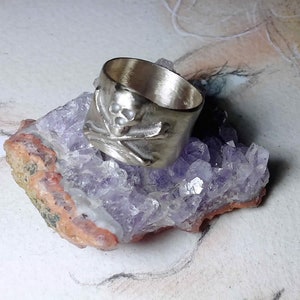 Bague gothique unisexe : tête de mort de pirate en bronze couleur orou blanc ou cuivre sur commande à votre taille, bague de biker image 5