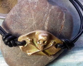 Unisex ajustable steampunk-gothic pirat braceletfor all, gold colour bronze skull+black leather (copper also  possible)