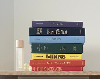 Pila de libros arcoíris: Libros de decoración sostenible para el hogar