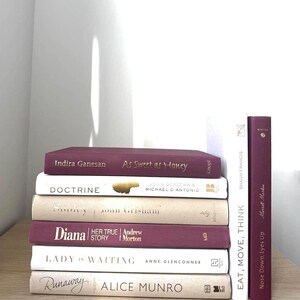 Bücherstapel in Mauve: Literarisches Wohndekor