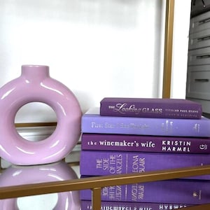 Pila de libros decorativos morados: libros para decorar el hogar