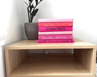 Rosa Bücherstapel: Kuratierte Bücher