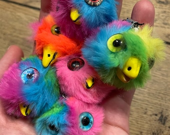 Llavero de pájaro de piel sintética: criatura fantástica arcoíris hecha a mano