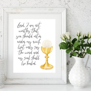 Op de afbeelding: Een witte printbare kunstprint met een grijze quote die luidt: "Heer, ik ben niet waardig dat u onder mijn dak komt, maar spreek alleen het woord, en mijn ziel zal genezen." Een gouden kelk met een witte hostie is afgebeeld in het midden van de print.