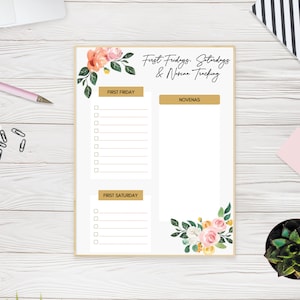 Op de afbeelding: Een planner met bloemmotieven en de tekst "First Fridays, Saturdays & Novena Tracking." Het bevat secties voor "First Friday," "First Saturday," en "Novenas," met selectievakjes en lijnen voor notities. De hoeken zijn versierd met aquarelbloemen in roze, perzik en wit.
