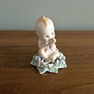 Zabytkowa figurka Lefton Kewpie ssąca kciuk