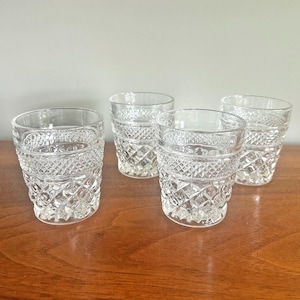 6 oz plastic wine glass True Party Disposable Plastic Wine Glasses, Stemmed Clear Plastic Cups for  Outdoors, Parties, 6 Oz Set of 8