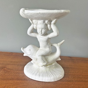 Vintage Holland Mould Keramik Cherub auf einem Delphin hält eine Sea Shell Sockel Seifenschale Trinket Dish mit Crackle-Glasur