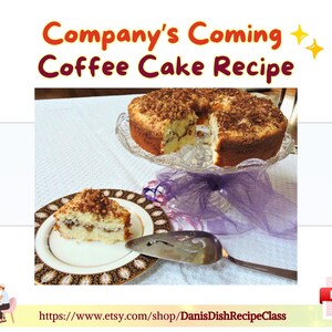 以下が含まれることがあります： コーヒーケーキのレシピのクローズアップ。コーヒーケーキの1切れがプレートに乗っています。ケーキはクランブルで覆われ、中央にシナモンの渦巻きがあります。レシピのタイトルは「Company's Coming Coffee Cake Recipe」で、Etsyショップ「DanisDishRecipeClass」へのリンクが含まれています。