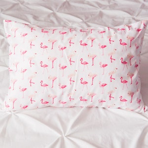 Funda de almohada rosa con estampado de flamencos, ideal para niños pequeños o para viajar. Suave y acogedora.
