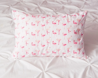 Pinker Flamingo – Kleinkind- oder Reisekissenbezug. Kuschelig weich.