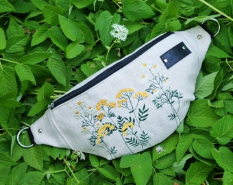 Wildkräuter ecru Hüfttasche, Herbarium Bauchtasche, Bestickte Wiesenblumen Hüfttasche, Florale Bauchtasche, Gürteltasche mit Pflanzenmotiven, handgemachte Geschenke