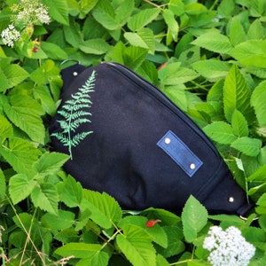 Minimal Waldfarn Hüfttasche, Schwarze Bauchtasche mit grünem Farn, Gestickte Farn Crossbody Tasche, Schwarze Hüfttasche mit Waldfarn Motiv