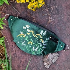 野生のハーブのグリーンファニーパック、ハーバリウムベルベットヒップバッグ、刺繍入り草原の花ヒップポーチ、花柄バムバッグ、ベルトバッグ植物モチーフ
