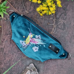 Marsupio blu colibrì, borsa in velluto Teal, borsa per uccelli colorata ricamata, accessori con motivo di uccelli, idea regalo per gli amanti degli uccelli immagine 1