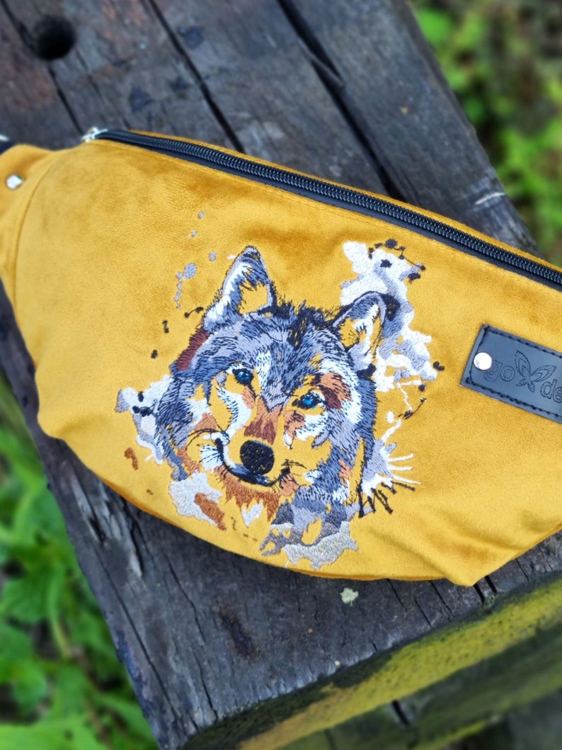 Lupo marsupio giallo, marsupio lupo ricamato, marsupio in velluto senape, marsupio lupo selvaggio, accessorio amante dei lupi, borsa a tracolla gialla immagine 2