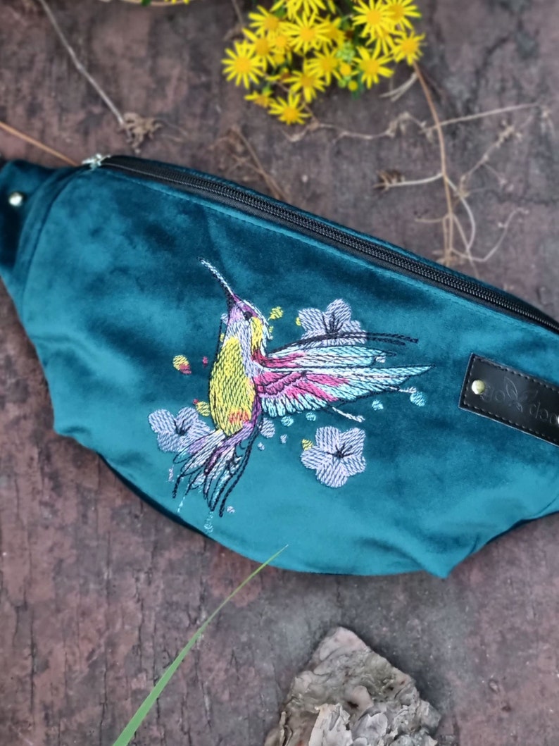 Marsupio blu colibrì, borsa in velluto Teal, borsa per uccelli colorata ricamata, accessori con motivo di uccelli, idea regalo per gli amanti degli uccelli immagine 2
