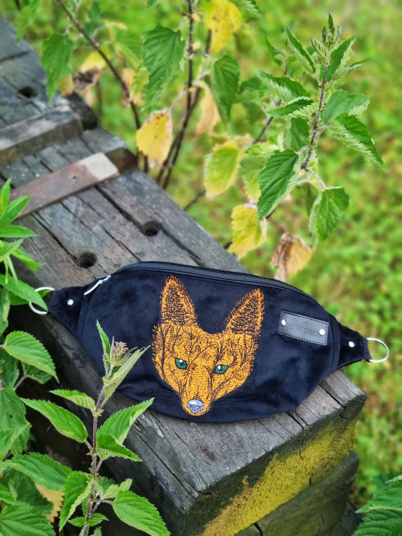 Marsupio con regali di volpe rossa, marsupio con testa di volpe ricamata, stravagante marsupio in velluto nero, grande borsa da pancia Woodland, regali per gli amanti della volpe immagine 2