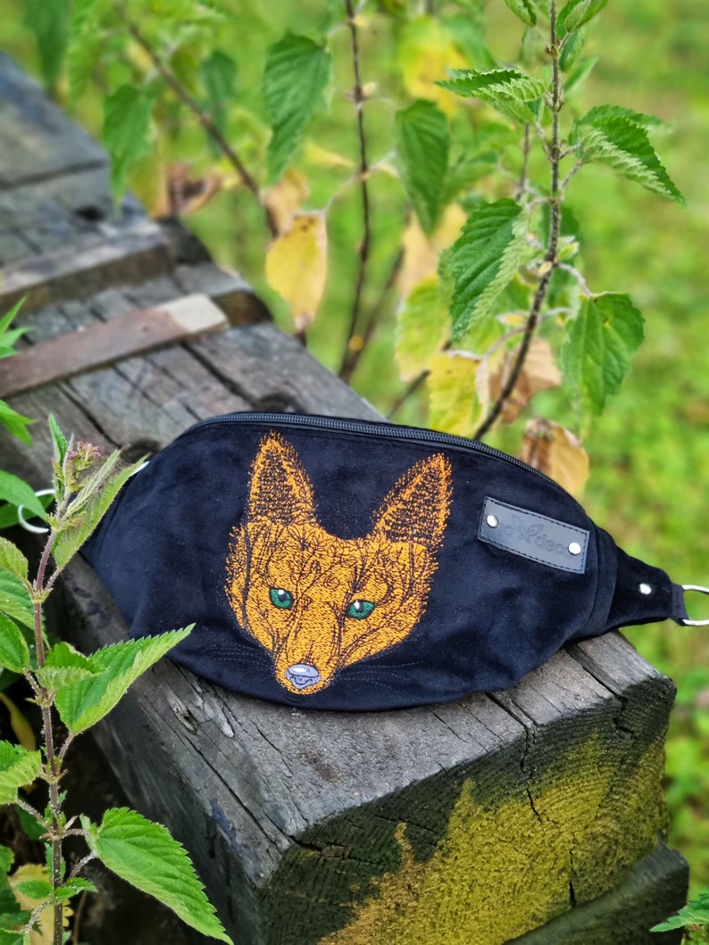 Marsupio con regali di volpe rossa, marsupio con testa di volpe ricamata, stravagante marsupio in velluto nero, grande borsa da pancia Woodland, regali per gli amanti della volpe immagine 3