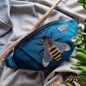 Sac banane bleu avec broderie abeille, Joli sac banane avec motif abeille, Sac banane avec apis, Sac banane bleu, Sac bandoulière unique avec motif image 3