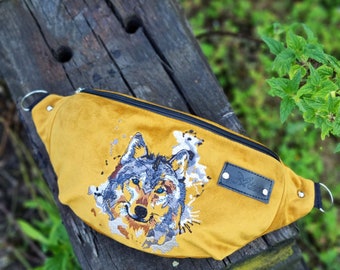 Gele fanny pack wolf, geborduurde wolf heuptas, mosterd fluwelen heuptasje, wilde wolf buiktas, wolven minnaar accessoire, gele crossbody tas