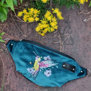 Marsupio blu colibrì, borsa in velluto Teal, borsa per uccelli colorata ricamata, accessori con motivo di uccelli, idea regalo per gli amanti degli uccelli immagine 3