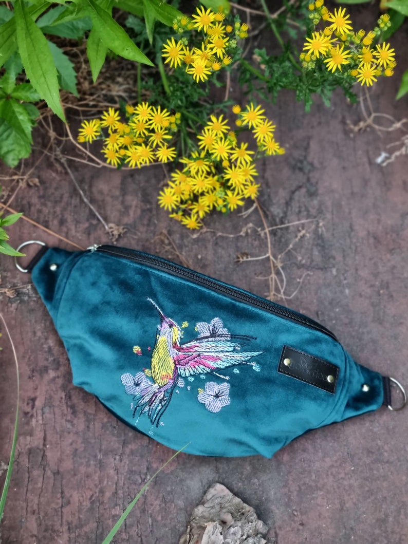 Marsupio blu colibrì, borsa in velluto Teal, borsa per uccelli colorata ricamata, accessori con motivo di uccelli, idea regalo per gli amanti degli uccelli immagine 3