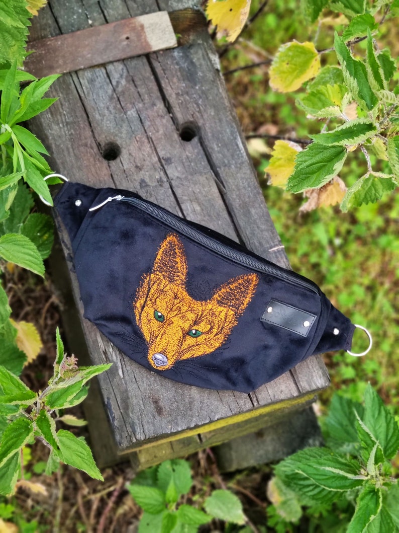 Marsupio con regali di volpe rossa, marsupio con testa di volpe ricamata, stravagante marsupio in velluto nero, grande borsa da pancia Woodland, regali per gli amanti della volpe immagine 5