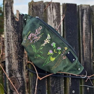 Grüne Blumen-Bauchtasche, Gestickte Blumen-Gürteltasche, Wiese Crossbody-Tasche, Verziert mit Blumen-Hüfttasche