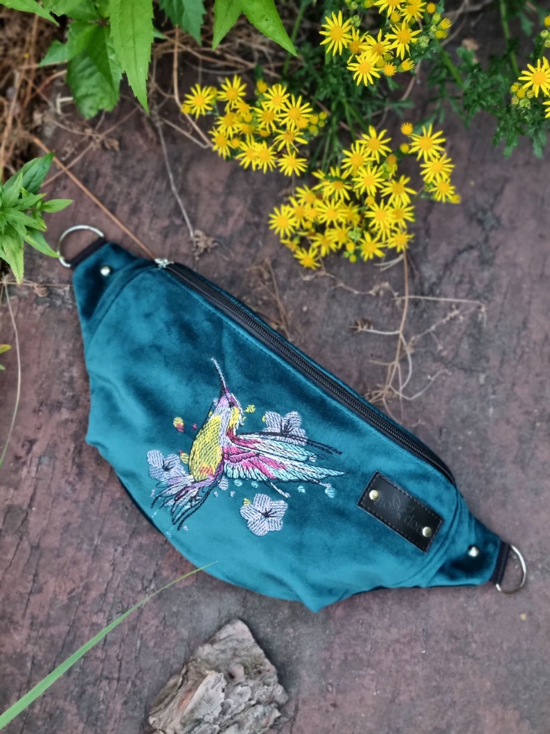 Marsupio blu colibrì, borsa in velluto Teal, borsa per uccelli colorata ricamata, accessori con motivo di uccelli, idea regalo per gli amanti degli uccelli immagine 1