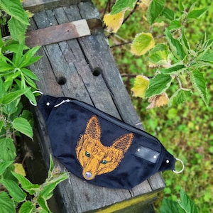 Marsupio con regali di volpe rossa, marsupio con testa di volpe ricamata, stravagante marsupio in velluto nero, grande borsa da pancia Woodland, regali per gli amanti della volpe immagine 4