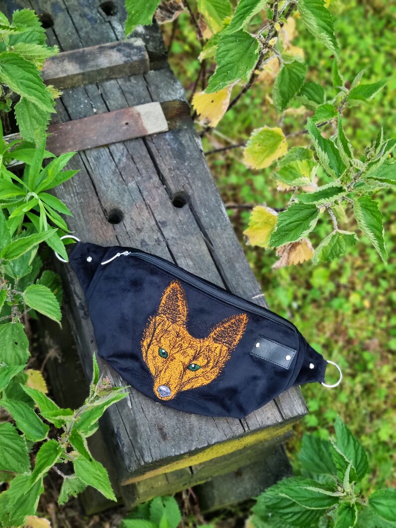 Marsupio con regali di volpe rossa, marsupio con testa di volpe ricamata, stravagante marsupio in velluto nero, grande borsa da pancia Woodland, regali per gli amanti della volpe immagine 4