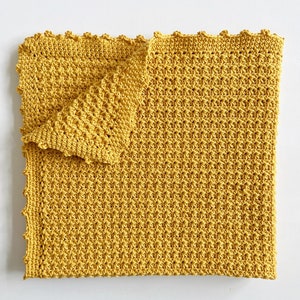 Pu&ograve; includere: Una copertina per neonati all'uncinetto di colore giallo brillante con un bordo a festoni.