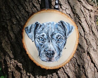 Adorno de mascota personalizado pintado a mano sobre madera