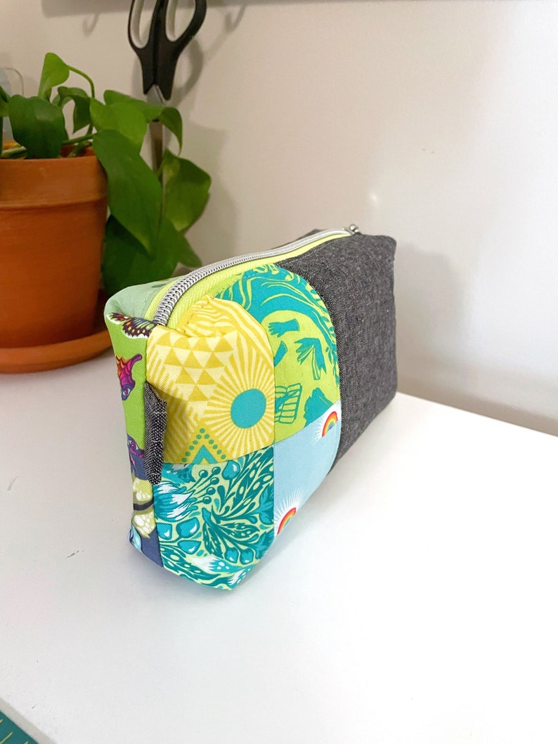 Skinny Boxy Bag, Patchwork Makeup Bag, Cosmetic Bag, Tula Pink, Toiletry Kit, Travel Bag, Green Patchwork & Grey Linen zdjęcie 2