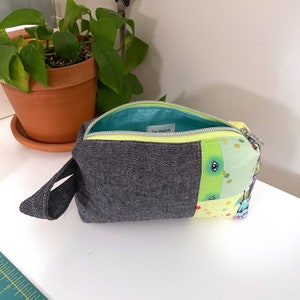 Skinny Boxy Bag, Patchwork Makeup Bag, Cosmetic Bag, Tula Pink, Toiletry Kit, Travel Bag, Green Patchwork & Grey Linen zdjęcie 3