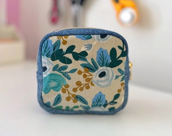 Pochette à clapet, fleurs roses bleues, pochette à bijoux, sac boxy