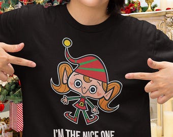 Lustiges Weihnachtself-T-Shirt: "Ich bin der Nette" Feiertags-T-Shirt."