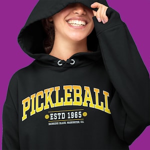 Suéter de Pickleball con diseño de letras doradas para él/ella, regalo deportivo, ropa de raqueta, suéter negro, capucha de polar, diseño de bolsillo, hecho en Estados Unidos, cómodo