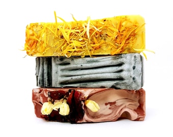 3 barras grandes de jabón orgánico de 128 g (4.5 oz). Elija tres jabones artesanales elaborados mediante el proceso en frío. Paquete mixto. Seleccione entre aromas amaderados, herbales, florales y cítricos.