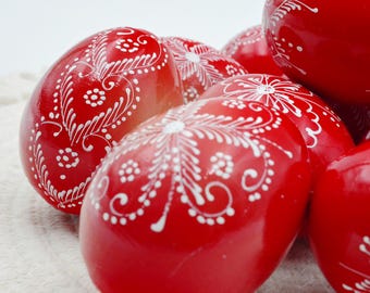 Handbemalte Holzostereier: Rote florale Korbfüller